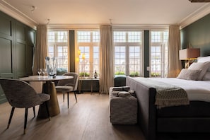 Minibar, in-room safe, desk, laptop workspace - Rooms With A View (Ghent)