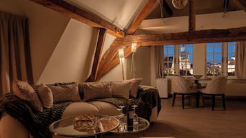 Suite Deluxe | Minibar, coffres-forts dans les chambres, bureau