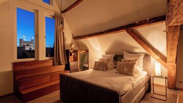 Deluxe Suite | Minibar, in-room safe, desk, laptop workspace