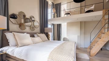 Habitación cuádruple ejecutiva | Minibar, caja fuerte, escritorio y espacio para trabajar con un portátil