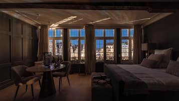Executive Suite | Minibar, in-room safe, desk, laptop workspace