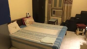 6 bedrooms, iron/ironing board, WiFi, bed sheets