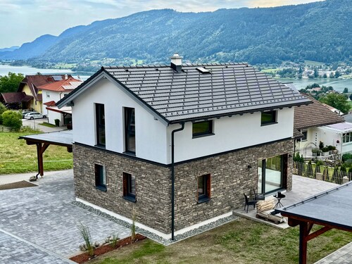 Ferienhaus 'Steinrose' mit Seeblick, privater Terrasse und WLAN
