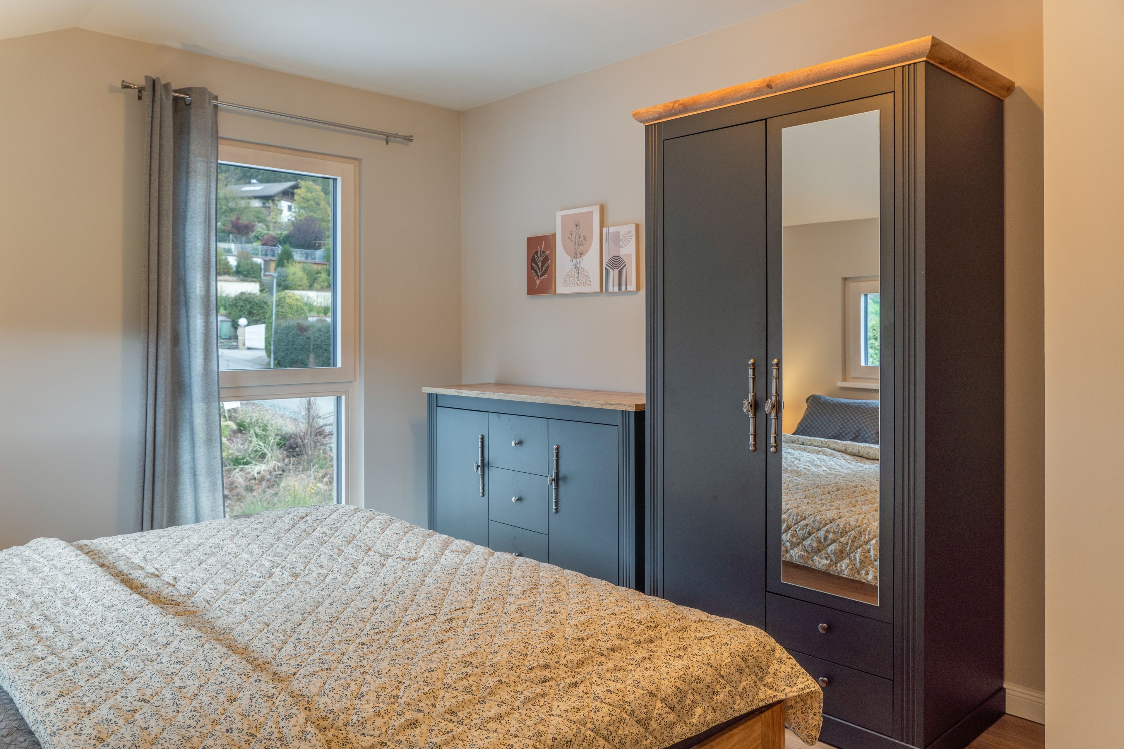 Une chambre à coucher avec un lit, une armoire, une fenêtre et une porte.