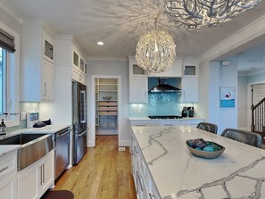 Fridge, oven, stovetop, dishwasher