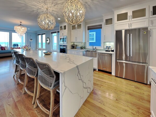 Réfrigérateur, un four, surface de cuisson, lave-vaisselle