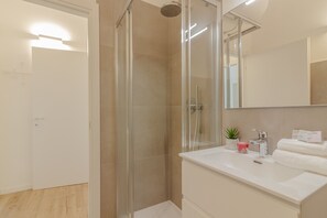 Shower, hair dryer, bidet, towels