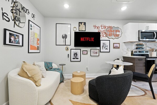 Televisión y oficina 