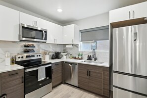 Kylskåp, mikrovågsugn, ugn och spishäll