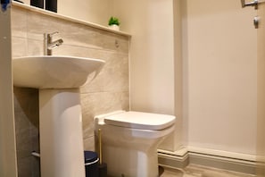 Douche, sèche-cheveux, serviettes fournies, papier toilette