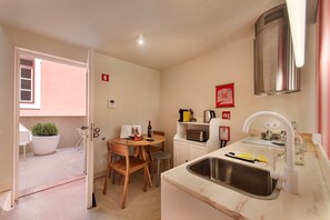 Réfrigérateur, four à micro-ondes, un four, surface de cuisson