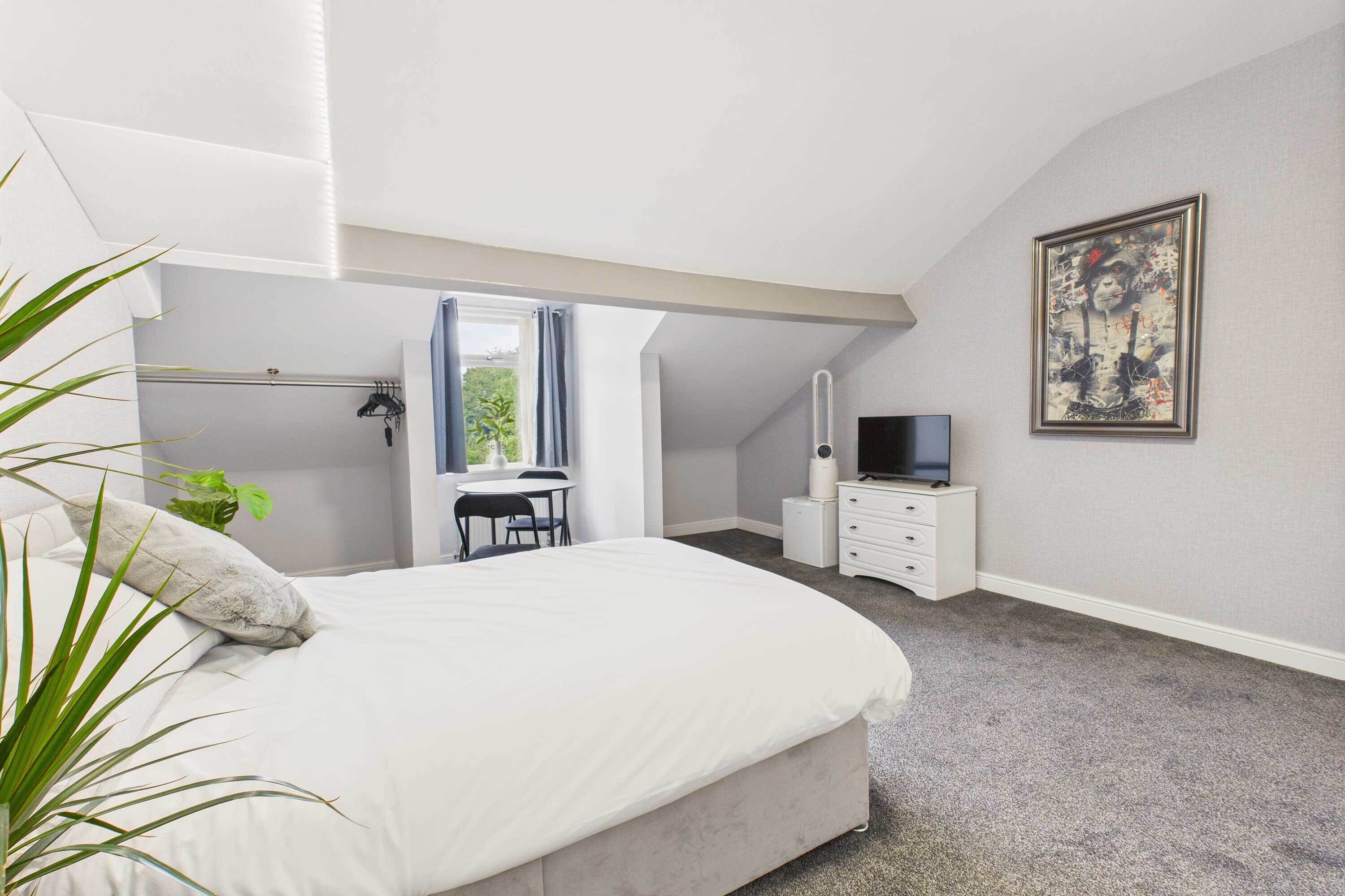 6 bedrooms, desk, iron/ironing board, WiFi