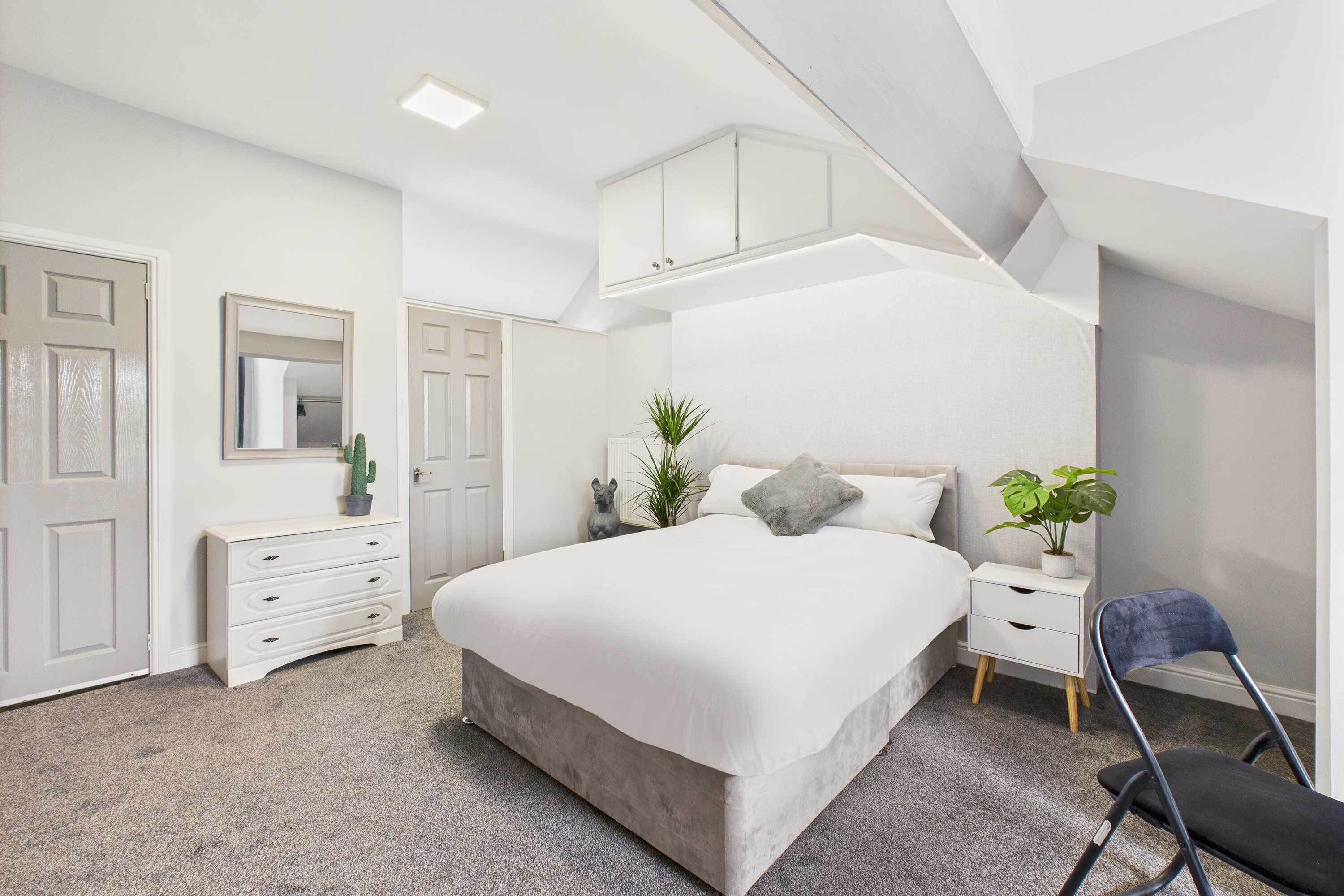 6 bedrooms, desk, iron/ironing board, WiFi