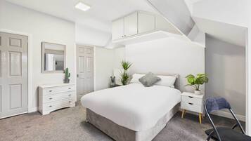 6 bedrooms, desk, iron/ironing board, WiFi