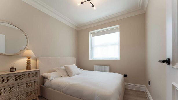 A bedroom with a bed, a dresser, a mirror, and a window. - Host & Stay | Albion Place (Ramsgate)
