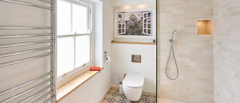 Shower, towels, shampoo