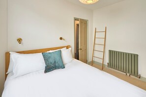 1 bedroom, desk, WiFi, bed sheets