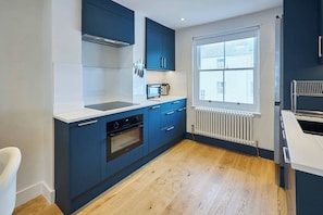 Kühlschrank, Ofen, Herdplatte, Geschirrspüler