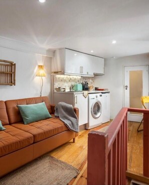 House, 1 Bedroom, Smoking, City View | Living area
