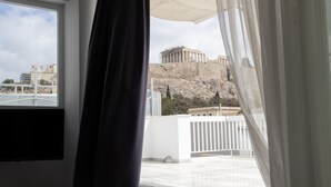 Habitación con vistas a ruinas antiguas a través de cortinas translúcidas.