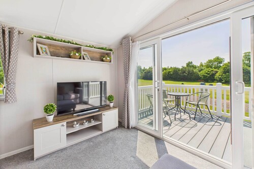 Host & Stay | Woodpecker Lodge