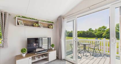 Host & Stay | Woodpecker Lodge
