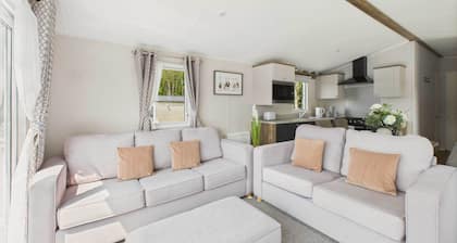 Host & Stay | Woodpecker Lodge