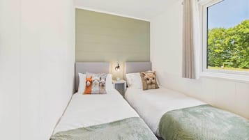 2 bedrooms, iron/ironing board, bed sheets