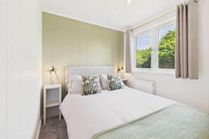 Iron/ironing board, bed sheets