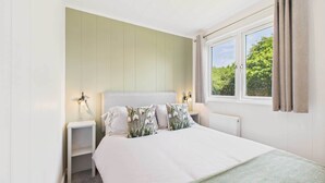 2 bedrooms, iron/ironing board, bed sheets
