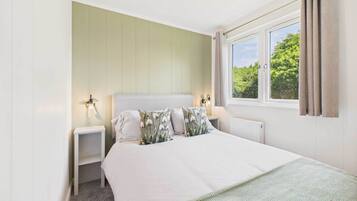 2 bedrooms, iron/ironing board, bed sheets