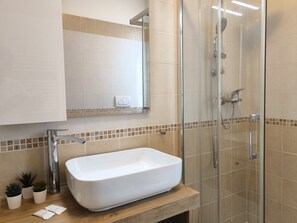 Regadera, secadora de cabello, batas, bidet 