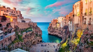 A coastal town with buildings built into cliffs overlooking the sea. - Pescamare Apartment Polignano A Mare (Polignano a Mare)
