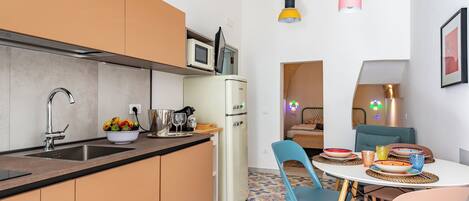 Perhehuoneisto, 1 makuuhuone (Pescamare Apartment Polignano A Mare) | Yksityinen keittiö | Jääkaappi, mikroaaltouuni, liesi, kahvin-/teenkeitin