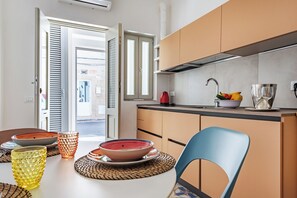 Căn hộ dành cho gia đình, 1 phòng ngủ (Pescamare Apartment Polignano A Mare) | Bếp riêng | Tủ lạnh, lò vi sóng, bếp nấu, dụng cụ pha cà ph�ê/trà 