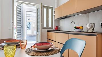 Frigorífico, microondas, placa de cocina y cafetera o tetera