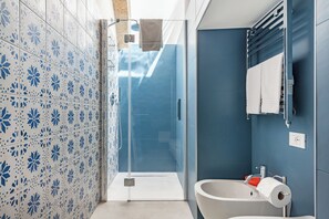 Regadera, secadora de cabello, bidet, toallas 