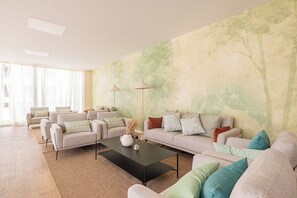 Casa adossada de luxe, 3 dormitoris, 2 banys (Cala Serena Village Townhouse) | Sala d'estar | Televisor intel·ligent de 21 polzades amb canals per cable