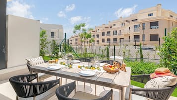 Luxury Townhome, Multiple Bedrooms, 2 Bathrooms (House La Cala with pool for 6) | Outdoor dining