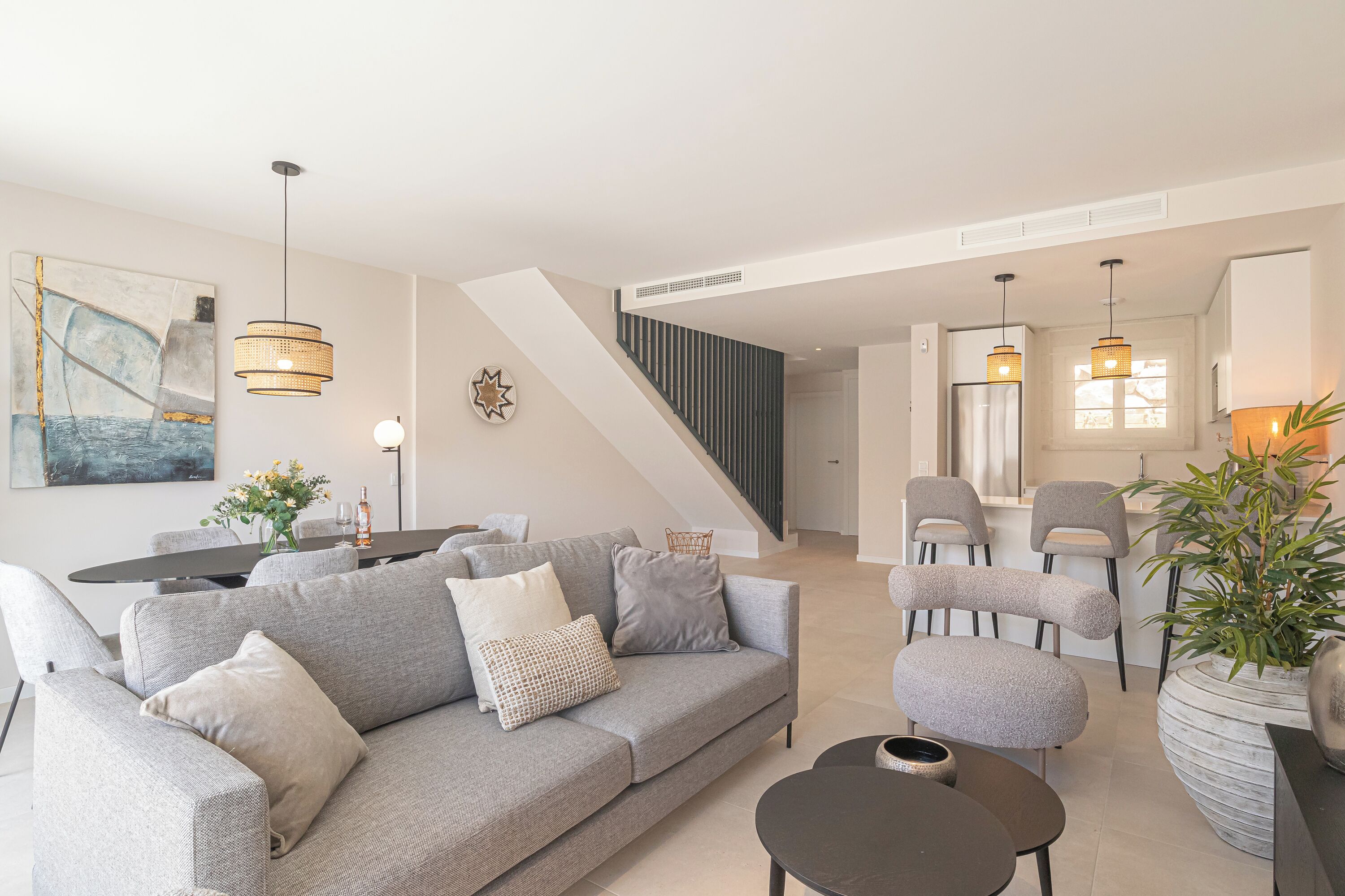 Townhouse – luksus, flere soverom, 2 bad (House La Cala with pool for 6) | Oppholdsområde | En 21-tommers smart-TV med kabel-kanaler