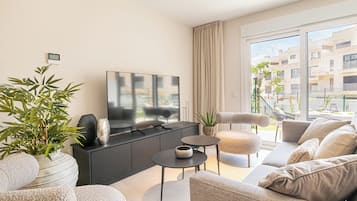 Luxe resortwoning, 3 slaapkamers, 2 badkamers (Cala Serena Village Townhouse) | Woonruimte | Een 21-inch smart-tv met kabelzenders