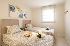 Luxury Townhome, Multiple Bedrooms, 2 Bathrooms (House La Cala with pool for 6)