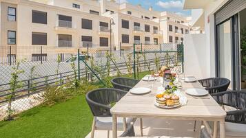 Luxury Townhome, Multiple Bedrooms, 2 Bathrooms (House La Cala with pool for 6) | Outdoor dining