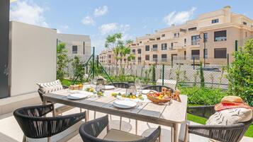 Luxury Townhome, Multiple Bedrooms, 2 Bathrooms (House La Cala with pool for 6) | Outdoor dining