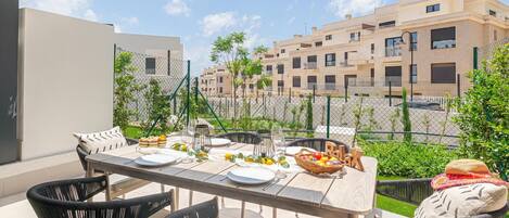 Casa adosada de lujo, 3 habitaciones, 2 baños (House La Cala with pool for 6) | Restaurante al aire libre