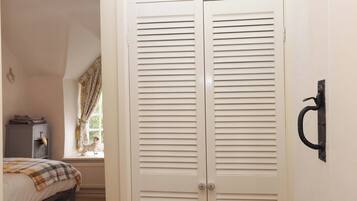 2 dormitoris, decoració individual i mobiliari individual