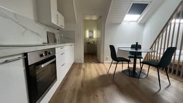 Een koelkast, een microgolfoven, een oven