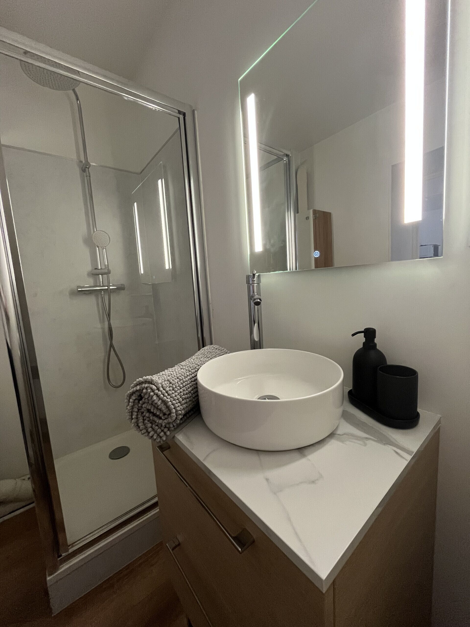 Douche, serviettes fournies