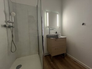 Douche, serviettes fournies