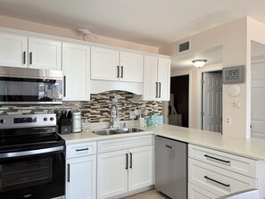 Frigorífico, microondas, lavavajillas y cafetera o tetera